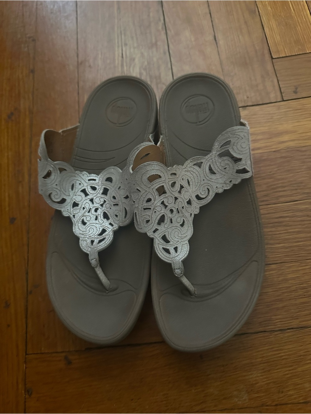 FitFlop Flora Women’s 7 Laser Cut Leather Thong Sandals Shimmer Metallic Beige